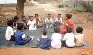 Read more about the article ଦୁର୍ଗମ ଅଞ୍ଚଳରେ ଶିକ୍ଷାର ନଗ୍ନ ଚିତ୍ର: ୨୫ ବର୍ଷ ହେଲାଣି ଗଛମୂଳେ ଚାଲିଛି ଅଙ୍ଗନବାଡି କେନ୍ଦ୍ର