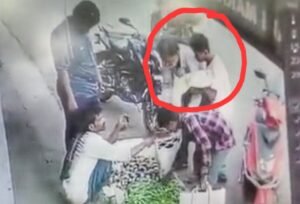 Read more about the article ପକେଟରେ ହାତ ପୂରାଇ ମୋବାଇଲ ନେଇଗଲା ଚୋର, ଜାଣି ବି ପାରିଲେନି ବ୍ୟକ୍ତି; ସିସିଟିଭିରେ କଏଦ ହେଲା ପୂରା ଦୃଶ୍ୟ