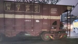 Read more about the article ରେଳ ଫାଟକ ନିକଟରେ ଲାଇନଚ୍ୟୁତ ହେଲା କୋଇଲା ବୋଝେଇ ଟ୍ରେନ୍, ଦୀର୍ଘ ସମୟ ଧରି ଟ୍ରାଫିକ ଜାମ୍