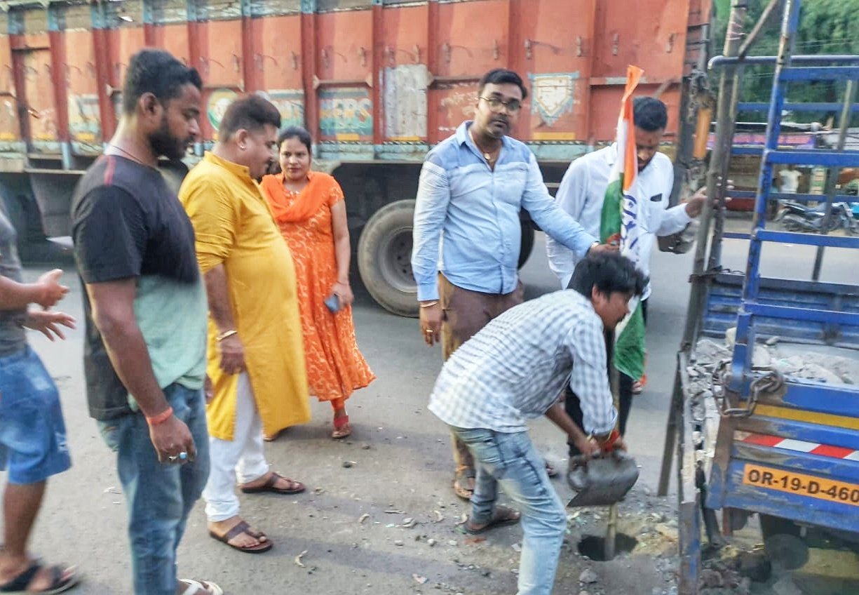 You are currently viewing ରାସ୍ତା ମରାମତି କଲେ ନଗର କଂଗ୍ରେସ କର୍ମକର୍ତ୍ତା