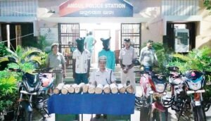 Read more about the article ୨ ଚନ୍ଦନକାଠ ଚୋର ଗିରଫ