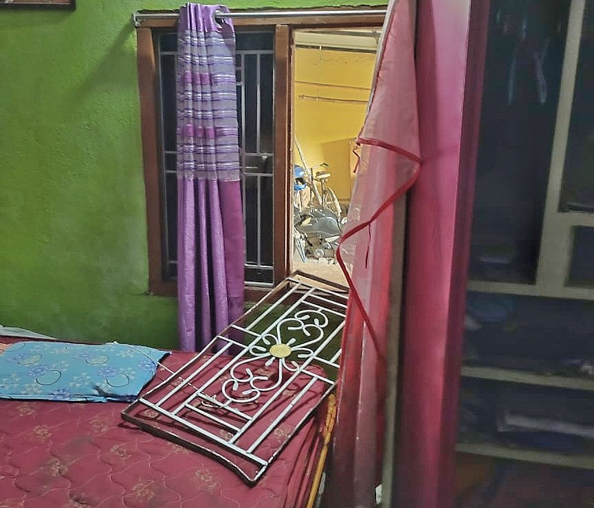 You are currently viewing ଝରକା ଭାଙ୍ଗି ଲକ୍ଷାଧିକ ଟଙ୍କାର ସୁନା ଓ ଟଙ୍କା ଲୁଟ୍
