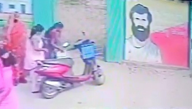 You are currently viewing ପିଲାଙ୍କ ପାଇଁ ଆସିଥିବା ଅଣ୍ଡାକୁ ନେଇ ଘରକୁ ପଳାଉଛନ୍ତି ଶିକ୍ଷୟିତ୍ରୀ, ସିସିଟିଭିରେ କଏଦ ହେଲା ପୂରା ଦୃଶ୍ୟ