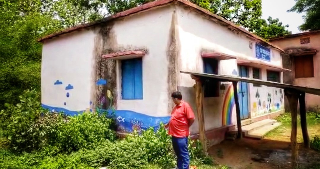 You are currently viewing ସ୍କୁଲ ପାଲଟିଛି ଜଙ୍ଗଲ: ଉଠିଗଲାଣି ଆଣ୍ଠୁ ଉଚ୍ଚା ଗଛ, ଅବାଧରେ ପ୍ରବେଶ କରି ଚରୁଛନ୍ତି ଗାଈ ଗୋରୁ