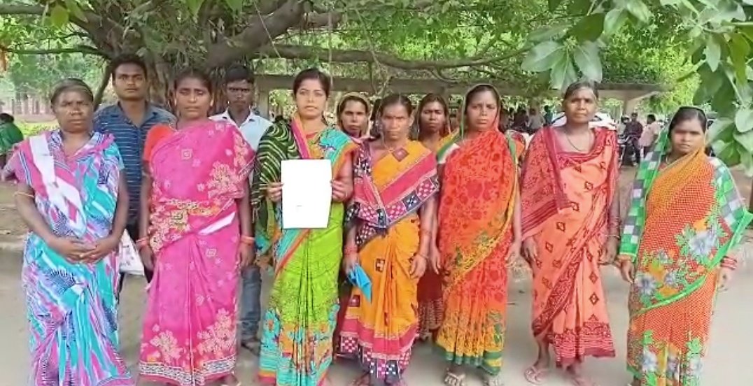 You are currently viewing ଗାଁକୁ ଏବେ ଯାଏଁ ପହଞ୍ଚି ପାରିନି ବିଦ୍ୟୁତ୍ ସେବା, ଜିଲ୍ଲାପାଳଙ୍କୁ ଅଭିଯୋଗ କଲେ ଗ୍ରାମବାସୀ