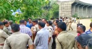 Read more about the article ଜମି ଅଧିକରଣ ବେଳେ ପ୍ରତିବାଦ କରୁଥିବା ପରିବାରକୁ ଉଠାଇ ଆଗେଇଲା ଓଭରବ୍ରିଜ କାମ