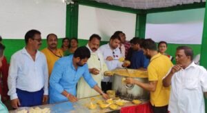 Read more about the article ଅନୁଗୁଳ ନଗର ବିଜେଡି ପକ୍ଷରୁ ସୁଜି ହାଲୱା ଓ ଥଣ୍ଡା ପାନୀୟ ଜଳ ବିତରଣ