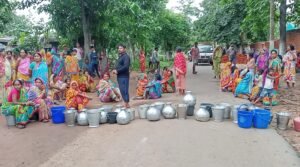 Read more about the article ଉତ୍କଟ ପାନୀୟ ଜଳ ସମସ୍ୟା, ଗରା-ବାଲଟି ଧରି ରାସ୍ତା ଅବରୋଧ କଲେ ମହିଳା