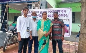 Read more about the article ଉପଜିଲ୍ଲାପାଳଙ୍କ କାର୍ଯ୍ୟାଳୟ ପରିସରରେ ଧାରଣା ଦେଲେ ଖଣି କ୍ଷତିଗ୍ରସ୍ତ ପରିବାର