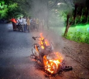 Read more about the article ଜଳିଗଲା ଚଳନ୍ତା ସ୍କୁଟର, ଅଳ୍ପକେ ବର୍ତ୍ତିଗଲା ଚାଳକଙ୍କ ଜୀବନ