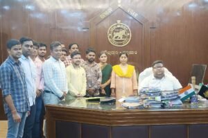 Read more about the article ଚୁକ୍ତିଭିତ୍ତିକ ନିଯୁକ୍ତିକୁ ଉଚ୍ଛେଦ ଦାବି, ମୁଖ୍ୟମନ୍ତ୍ରୀଙ୍କୁ ଦାବିପତ୍ର ପ୍ରଦାନ କଲେ ଜିଲ୍ଲାର ଶତାଧିକ କର୍ମଚାରୀ