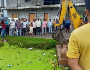 Read more about the article ପ୍ରଶାସନର ହସ୍ତକ୍ଷେପ ପରେ ସଫା ହେଲା ଦଣ୍ଡା ପୋଲ, ଦୂର ହେଲା ବର୍ଷା ଜଳ ନିଷ୍କାସନ ସମସ୍ୟା