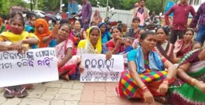 Read more about the article ଆଦିବାସୀ ଯୁବତୀଙ୍କୁ ଅସଦାଚରଣର ୬ ଦିନ ପରେ ବି ପୋଲିସ ଚୁପ୍, ଥାନା ଘେରିଲେ ମହିଳା