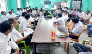 Read more about the article ତାଳଚେର ଓକିଲ ସଂଘର ଜରୁରୀକାଳୀନ ବୈଠକ, ଏପିପି ରଞ୍ଜିତା ସ୍ୱାଇଁଙ୍କ ବଦଳି ନହେଲେ କୋର୍ଟ କାର୍ଯ୍ୟ ବନ୍ଦ ରଖିବାକୁ ନିଷ୍ପତ୍ତି