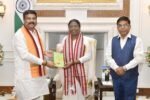 ରାଷ୍ଟ୍ରପତିଙ୍କୁ ଭେଟି ତାଳଚେର ପ୍ରଜାମଣ୍ଡଳ ଆନ୍ଦୋଳନର ନାୟକ ସ୍ୱର୍ଗତ ପବିତ୍ର ମୋହନ ପ୍ରଧାନଙ୍କ ଜୀବନୀ ‘ପବିତ୍ର ଗ୍ରନ୍ଥାବଳୀ’ ପ୍ରଦାନ କଲେ କେନ୍ଦ୍ରମନ୍ତ୍ରୀ ଧର୍ମେନ୍ଦ୍ର ପ୍ରଧାନ