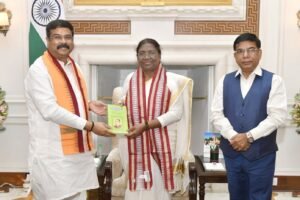 Read more about the article ରାଷ୍ଟ୍ରପତିଙ୍କୁ ଭେଟି ତାଳଚେର ପ୍ରଜାମଣ୍ଡଳ ଆନ୍ଦୋଳନର ନାୟକ ସ୍ୱର୍ଗତ ପବିତ୍ର ମୋହନ ପ୍ରଧାନଙ୍କ ଜୀବନୀ ‘ପବିତ୍ର ଗ୍ରନ୍ଥାବଳୀ’ ପ୍ରଦାନ କଲେ କେନ୍ଦ୍ରମନ୍ତ୍ରୀ ଧର୍ମେନ୍ଦ୍ର ପ୍ରଧାନ