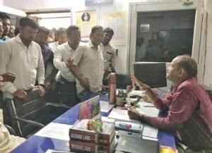 Read more about the article ତହସିଲଦାରଙ୍କୁ ଭେଟିଲେ ଛେଳିଆପଡ଼ା ଗ୍ରାମବାସୀ