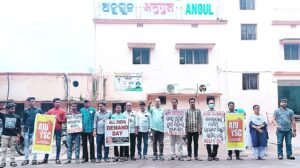 Read more about the article ରେଳ ବିଭାଗରୁ ପଦବୀ ଉଚ୍ଛେଦ ନିଷ୍ପତ୍ତି ପ୍ରତ୍ୟାହାର ଦାବିରେ ସ୍ମାରକପତ୍ର ପ୍ରଦାନ