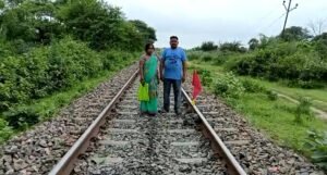 Read more about the article ଚାକିରି ଦେବ କହି ଜମି ନେଇଗଲା ନାଲକୋ, ଦୁଇ ଝିଅଙ୍କୁ ଧରି ରେଳରୋକ କଲେ ବିଧବା ମହିଳା