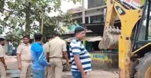 Read more about the article ପ୍ରଶାସନ ପକ୍ଷରୁ ଜବରଦଖଲ ଉଚ୍ଛେଦ: ବୁଲଡୋଜର ଲଗାଇ ଭଙ୍ଗାଗଲା ଛାତ ଓ ସେଡ୍