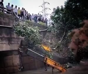 Read more about the article କେନାଲରେ ବୁଡ଼ିଥିବା ଟ୍ରକକୁ ଉଦ୍ଧାର କରିବାକୁ ଆସି ପାଣି ଭିତରେ କ୍ରେନ୍