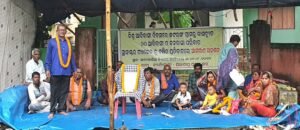 Read more about the article ସାତକୋଶିଆରୁ ସ୍ଥାନାନ୍ତର ୨୦ ପରିବାରକୁ ମିଳିଲାନି ସହାୟତା, ଡିଏଫଓଙ୍କ ଅଫିସ ଆଗରେ ଆରମ୍ଭ କଲେ ଆମରଣ ଅନଶନ