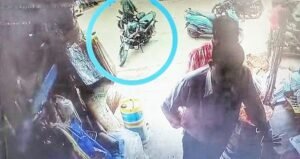 Read more about the article ପୁଣି ମାତିଲେଣି ଡିକି ଲୁଟେରା, ଆଜି ଦିନ ଦ୍ବିପ୍ରହରରେ ଡିକି ଭାଙ୍ଗି ନେଇଗଲେ ଲକ୍ଷେ ଟଙ୍କା