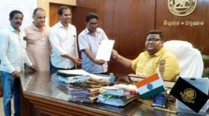 Read more about the article ଓଭରବ୍ରିଜ୍ ନିର୍ମାଣ କାର୍ଯ୍ୟକୁ ଶୀଘ୍ର ସାରିବାକୁ ଦାବି, ଜିଲ୍ଲାପାଳଙ୍କୁ ଦାବି ପତ୍ର ପ୍ରଦାନ କଲା ଜନବିକାଶ କଲ୍ୟାଣ ସଂଘ