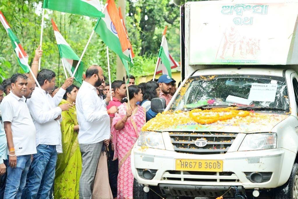 You are currently viewing ଗାନ୍ଧିଜୀଙ୍କ ଦେଶପ୍ରେମ ଓ ଶାନ୍ତିର ବାର୍ତ୍ତା ନେଇ ତାଳଚେରର ବିଭିନ୍ନ ସ୍ଥାନ ପରିକ୍ରମା କଲା ଅହିଂସା ରଥ