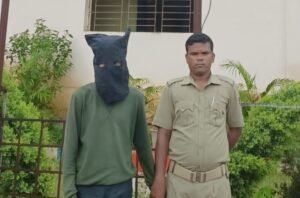 Read more about the article କୋର୍ଟଚାଲାଣ ହେଲା ମୋବାଇଲ ଚୋର, ମାସେ ତଳେ ଲୁଟିଥିଲା ୮୦ ହଜାର ଟଙ୍କିଆ ଫୋନ୍