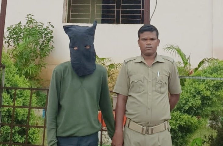 You are currently viewing କୋର୍ଟଚାଲାଣ ହେଲା ମୋବାଇଲ ଚୋର, ମାସେ ତଳେ ଲୁଟିଥିଲା ୮୦ ହଜାର ଟଙ୍କିଆ ଫୋନ୍
