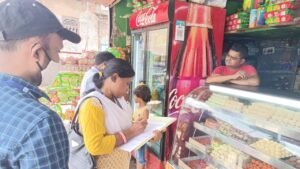 Read more about the article ୨୦ ରୁ ଊର୍ଦ୍ଧ୍ଵ ଜଳଖିଆ ଦୋକାନରେ ଚଢ଼ଉ କରି ଖାଦ୍ୟର ମାନ ଯାଞ୍ଚ କଲେ ଅଧିକାରୀ