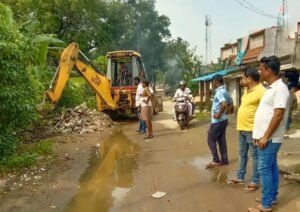 Read more about the article ବର୍ଷା ଜଳ ଜମିଥିବା ନେଇ ଖବର ପାଇ ଅବିଳମ୍ବେ ପହଞ୍ଚିଲେ ସରପଞ୍ଚ, ନିଜେ ଠିଆ ହୋଇ କରାଇଲେ ଡ୍ରେନେଜ୍ କାମ