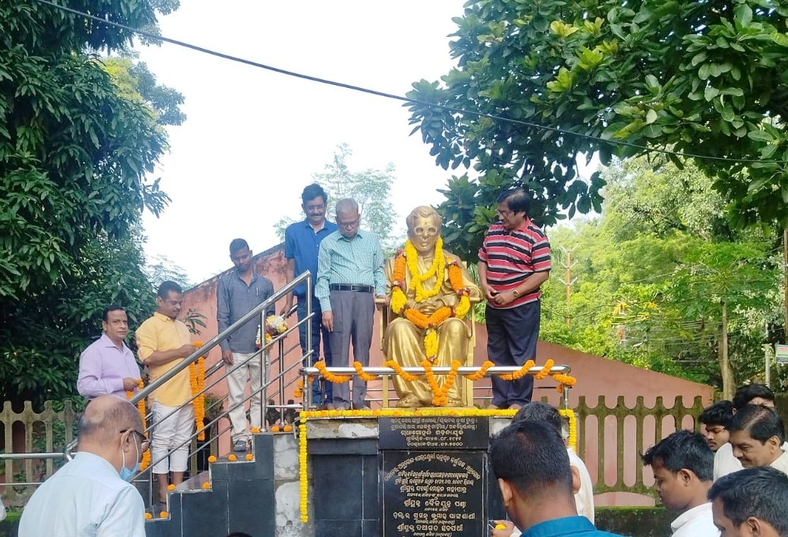 You are currently viewing କବି ରାଧାମୋହନ ଗଡନାୟକଙ୍କୁ ଶ୍ରଦ୍ଧାଞ୍ଜଳି