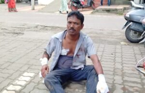 Read more about the article ଭୁଜାଲିରେ ଆକ୍ରମଣ କରି ମଦ କର୍ମଚାରୀଙ୍କ ଠାରୁ ଟଙ୍କା ଲୁଟ୍, ଲହୁଲୁହାଣ ଅବସ୍ଥାରେ ହସ୍ପିଟାଲରେ ହେଲେ ଭର୍ତ୍ତି