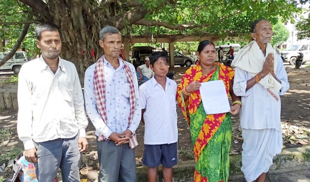 You are currently viewing ସ୍କୁଲରେ ପଶି ଶିକ୍ଷକଙ୍କ ସାମ୍ନାରେ ଛାତ୍ରକୁ ପିଟିଲେ ଆଉ ଜଣେ ଛାତ୍ରର ବାପା, ମାଡ଼ ମାରି କଲେ ଲହୁଲୁହାଣ