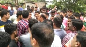 Read more about the article ମଙ୍ଗଳା ମନ୍ଦିର ଭାଙ୍ଗିବାକୁ ଆସି ହଟହଟା ହେଲା ଜିଲ୍ଲା ପ୍ରଶାସନ