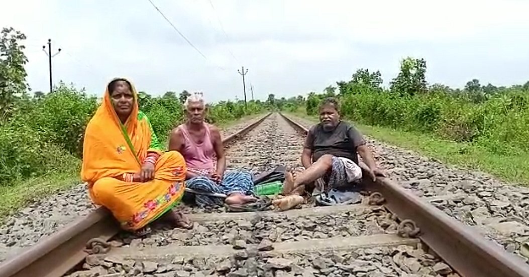 You are currently viewing ଜମି ନେଇ ଚାକିରି ଦେଉନି ନାଲକୋ, ନିଯୁକ୍ତି ଦାବିରେ ରେଳରୋକ୍ କଲେ କ୍ଷତିଗ୍ରସ୍ତ ପରିବାର