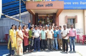 Read more about the article ଏଲଆଇସି ଜିଲ୍ଲା ମୁଖ୍ୟ କାର୍ଯ୍ୟାଳୟ ସମ୍ମୁଖରେ ଏଜେଣ୍ଟଙ୍କ ଗଣଧାରଣା