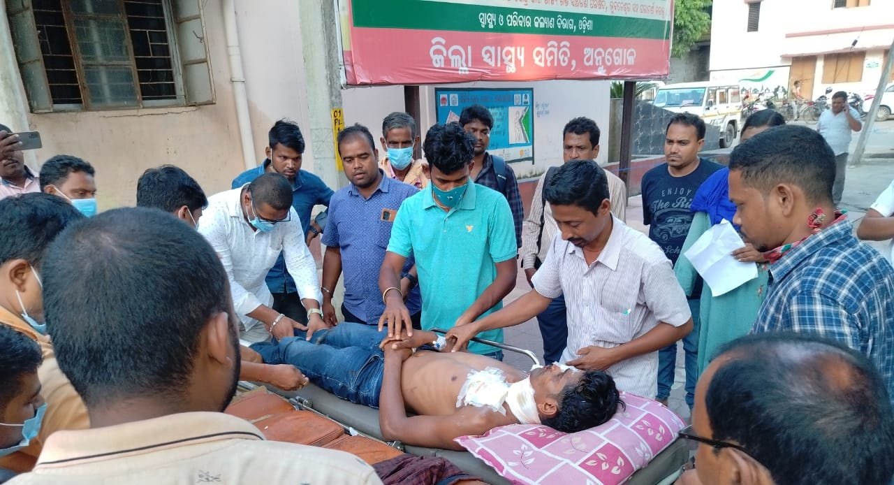 You are currently viewing କାର୍ ଧକ୍କାରେ ନାବାର୍ଡ କର୍ମଚାରୀ ଗୁରୁତର