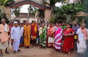 Read more about the article ପିଇବା ପାଣି ପାଇଁ ବ୍ଲକ ଅଫିସରେ ତାଲା ପକାଇଲେ ଗାଁ ଲୋକେ, ସମାଧାନ ପ୍ରତିଶ୍ରୁତି ପରେ ଓହରିଲେ