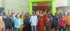 Read more about the article ବକେୟା ଦରମା ଦାବିରେ ଝାଡୁ ଛାଡ଼ି ଆନ୍ଦୋଳନରେ ବସିଲେ ସଫେଇ କର୍ମଚାରୀ, ଦୁର୍ଗନ୍ଧରେ ଫାଟିପଡୁଛି ପୂରା ସହର