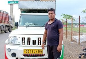 Read more about the article କୁକୁଡ଼ା ବୋଝେଇ ପିକ ଅପ୍ ଭ୍ୟାନକୁ ଲୁଟ୍ ଉଦ୍ୟମ, ଡ୍ରାଇଭରଙ୍କ ଉପସ୍ଥିତ ବୁଦ୍ଧି ଯୋଗୁ ବଞ୍ଚିଗଲା ଜୀବନ