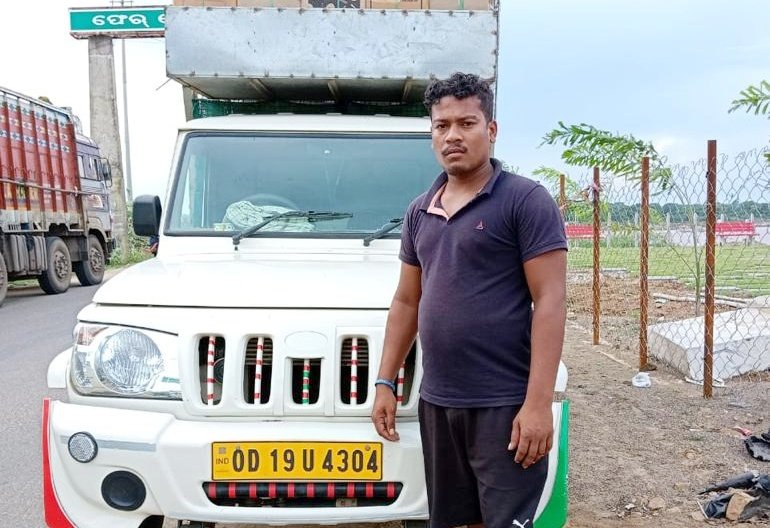 You are currently viewing କୁକୁଡ଼ା ବୋଝେଇ ପିକ ଅପ୍ ଭ୍ୟାନକୁ ଲୁଟ୍ ଉଦ୍ୟମ, ଡ୍ରାଇଭରଙ୍କ ଉପସ୍ଥିତ ବୁଦ୍ଧି ଯୋଗୁ ବଞ୍ଚିଗଲା ଜୀବନ