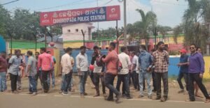 Read more about the article କୁକୁଡ଼ା ଚିଆଁ ଗାଡ଼ି ଅଟକାଇ ଥାନାର ଜିମା ଦେଲେ କୁକୁଡ଼ା ଚାଷୀ ସଂଘ, ଛକାପଞ୍ଝା ଭିତରେ ଗଲା ୨୫୦୦ ଚିଆଁଙ୍କ ଜୀବନ