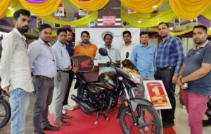 Read more about the article ଲକ୍ଷ୍ମୀ ହୋଣ୍ଡାର ବଜାର ପ୍ରବେଶ କଲା ହୋଣ୍ଡା ସାଇନ୍ ସେଲିବ୍ରେସନ ଏଡିସନ: ମାତ୍ର ୧୧୦୦ ଟଙ୍କା ଦେଇ ଆଜି ହିଁ ଘରକୁ ନେଇ ଆସନ୍ତୁ, ମାଗଣାରେ ମିଳିବ ହେଲମେଟ୍ ସହ ଆକର୍ଷଣୀୟ ଉପହାର