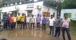 Read more about the article ପୋଡ଼ା ଟ୍ରାନ୍ସଫର୍ମର ବଦଳାଇ ନୂଆ ଲଗାଇବାକୁ ବିଦ୍ୟୁତ୍ ବିଭାଗ କାର୍ଯ୍ୟାଳୟ ଦ୍ଵାରସ୍ଥ ହେଲେ ଗାଁ ଲୋକ