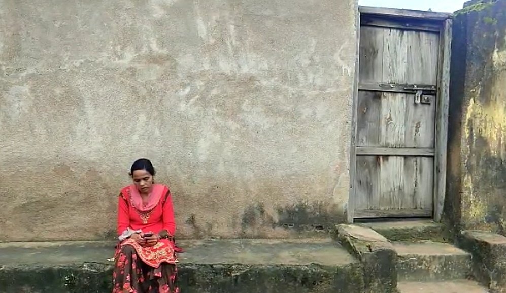 You are currently viewing ପ୍ରେମିକ ଘର ଆଗରେ ପ୍ରେମିକାର ଧାରଣା, ବାହା ହେବାକୁ କରୁଛନ୍ତି ଜିଦ୍