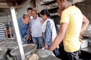 Read more about the article ସହରର ବିଭିନ୍ନ ଖାଦ୍ୟ ଦୋକାନରେ ଚଢ଼ଉ, ସିଲ୍ କରିବା ସହ ମୋଟାଅଙ୍କର ଜରିମାନା ଆଦାୟ କଲା ଟିମ୍