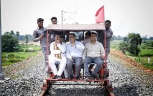 Read more about the article ଅନୁଗୁଳ ଗସ୍ତରେ କେନ୍ଦ୍ରମନ୍ତ୍ରୀ ଧର୍ମେନ୍ଦ୍ର ପ୍ରଧାନ, ବିଭିନ୍ନ ରେଳ ପ୍ରକଳ୍ପ କାର୍ଯ୍ୟର ସମୀକ୍ଷା କରିବା ସହ ଦେଲେ ପୂଜା ଭେଟି